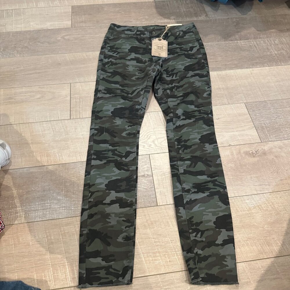 TRUE CRAFT GREEN CAMO MID RISE SKINNY PANTS SIZE 7
